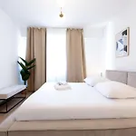 City Center Comfort Workspace And Smart Tv