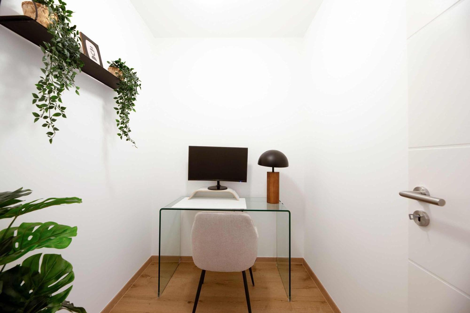 Center Comfort Workspace And Smart Tv *
