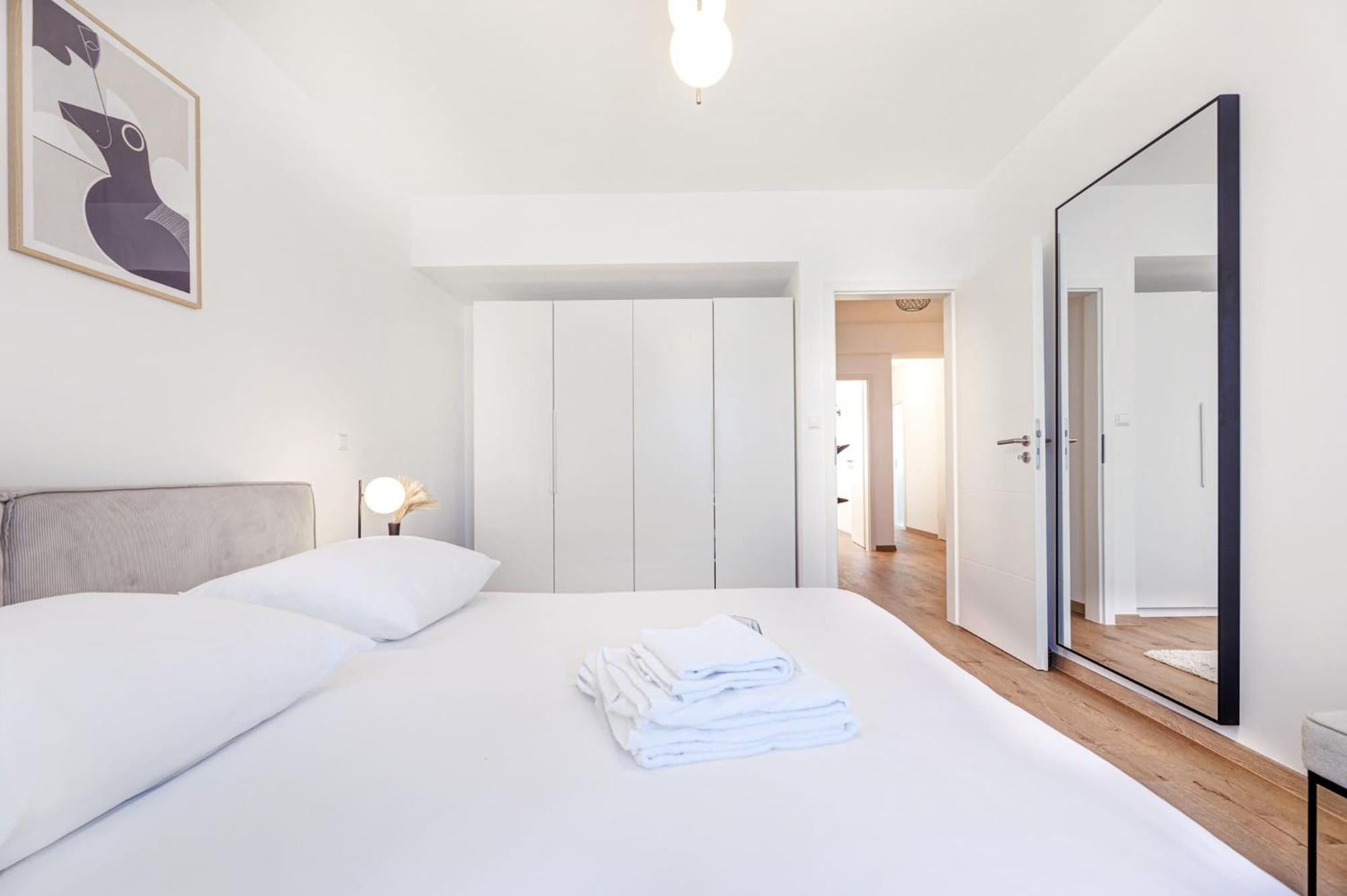 Apartment Center Comfort Workspace And Smart Tv