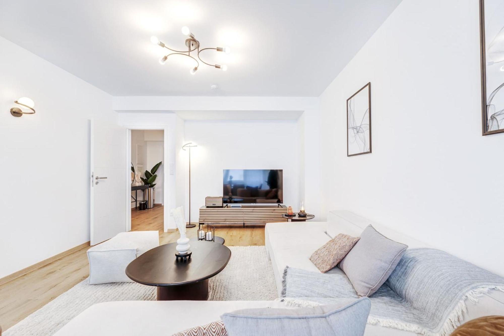 Apartment Center Comfort Workspace And Smart Tv
